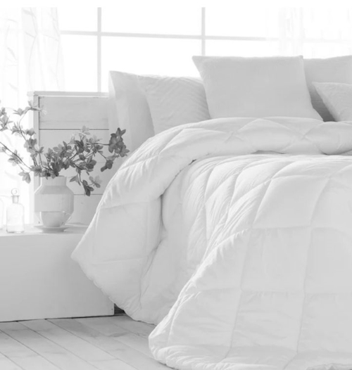 Distribuidor textil belnou sabana de color blanco y cojines en la cama